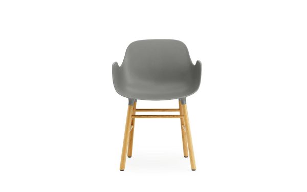 En moderne stol med et gråt plastiksæde og ryglæn monteret på fire træben, vist mod en almindelig hvid baggrund, eksemplificerer nutidigt design.