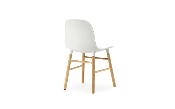 En moderne hvid stol med buet ryglæn og fire træben, designet som designmøbler, isoleret på hvid baggrund.