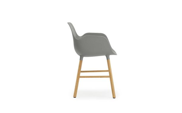 En moderne barstol med et gråt plastiksæde og træben, isoleret på en hvid baggrund. Stolen har et minimalistisk design med lavt ryglæn, der inkarnerer essensen af TomorrowsDesign.