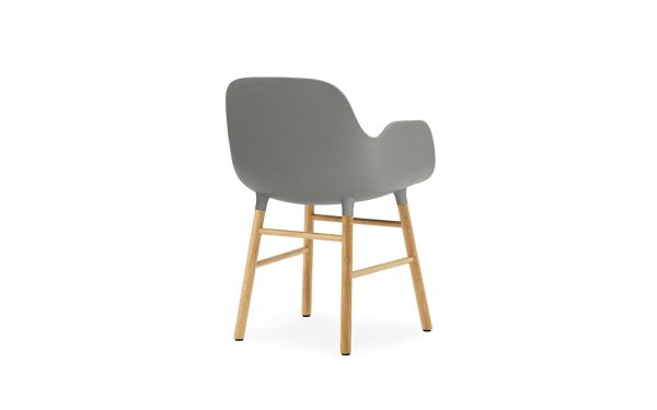 En moderne grå lænestol med afrundet ryg og træben, designet af TomorrowsDesign, isoleret på en hvid baggrund.