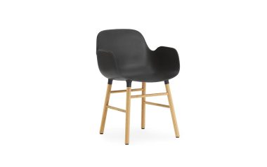 En moderne sort lænestol med et slankt design og træben står isoleret mod en hvid baggrund og repræsenterer TomorrowsDesign.