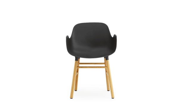 En moderne spisestuestol med matsort sæde og ryglæn understøttet af fire lyse træben. Designet til TomorrowsDesign, stolen er centreret i billedet mod en almindelig hvid baggrund.