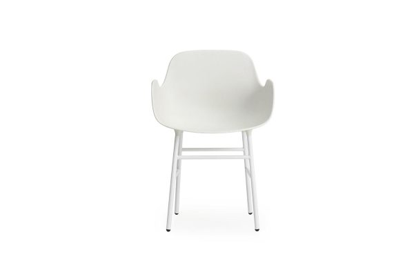 En moderne hvid stol med buet ryglæn og metalben, vist mod en almindelig hvid baggrund. Dette stykke fremhæver essensen af designmøbler.
