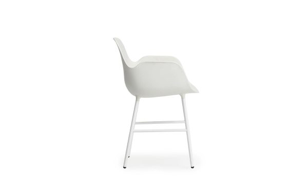 En moderne hvid stol med et slankt design og metalben, isoleret på en hvid baggrund, indbefatter essensen af TomorrowsDesign.