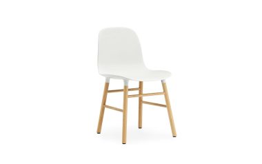 En moderne hvid stol med minimalistisk design, med glat sæde og ryglæn på en træramme med fire slanke ben, isoleret mod en hvid baggrund. En del af TomorrowsDesign-kollektionen.