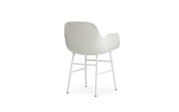 En moderne hvid barstol med høj ryg og armlæn, understøttet af fire slanke metalben, mod en almindelig hvid baggrund, er indbegrebet af moderne interiørdesign.