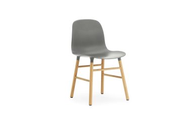 En moderne barstol med et glat gråt sæde og ryglæn monteret på en let træramme med fire ben, isoleret på en hvid baggrund, der perfekt inkarnerer etosen fra TomorrowsDesign.