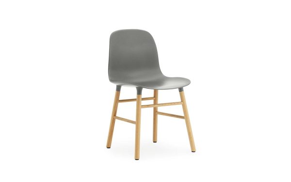 En moderne barstol med et glat gråt sæde og ryglæn monteret på en let træramme med fire ben, isoleret på en hvid baggrund, der perfekt inkarnerer etosen fra TomorrowsDesign.