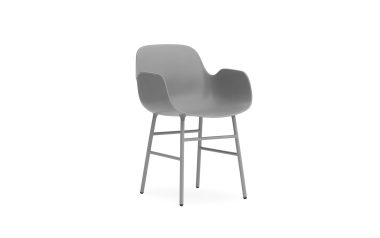 En moderne grå stol med kontureret sæde og ryglæn på fire slanke metalben, isoleret på en hvid baggrund, fra TomorrowsDesign.