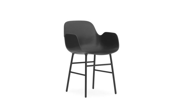 En moderne sort stol med buet ryglæn og armlæn fra TomorrowsDesign, understøttet af fire slanke metalben, isoleret på en hvid baggrund.