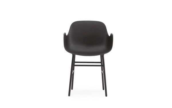 En sort moderne stol med et glat skalsæde og slanke metalben, isoleret mod en skarp hvid baggrund, eksemplificerer et elegant design.