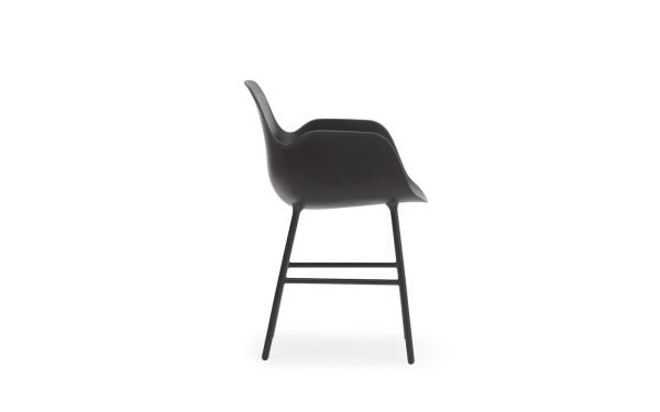 En moderne sort barstol fra TomorrowsDesign, med et glat, buet sæde og slanke metalben, isoleret på en hvid baggrund.