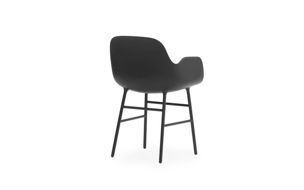 En moderne sort barstol med glat, formet sæde og ryglæn på slanke, sorte metalben, med et slankt design, isoleret på en hvid baggrund.
