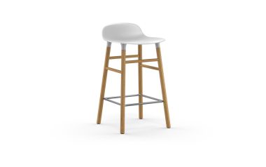 En barstol i moderne design med hvidt sæde og træben, med en cirkulær fodstøtte i krom. Taburetten er isoleret på en hvid baggrund.