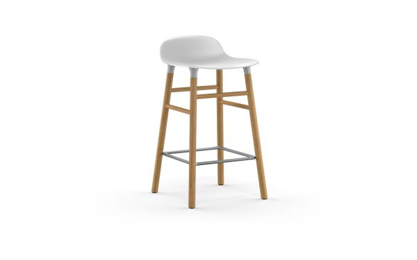 En barstol i moderne design med hvidt sæde og træben, med en cirkulær fodstøtte i krom. Taburetten er isoleret på en hvid baggrund.