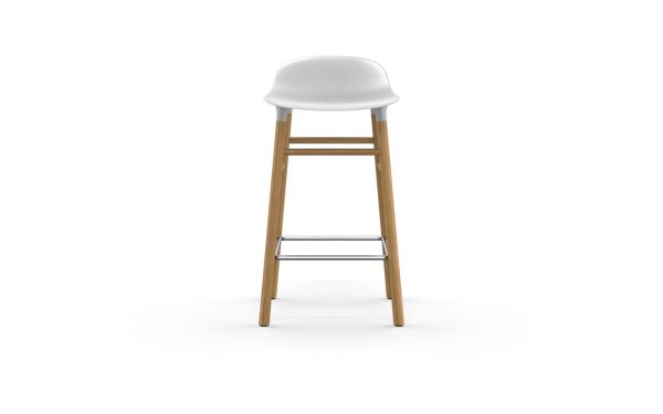 En moderne barstol med hvidt sæde og træben, med fodstøtte i metal. Skamlen er centreret på en almindelig hvid baggrund, der inkarnerer essensen af designmøbler.
