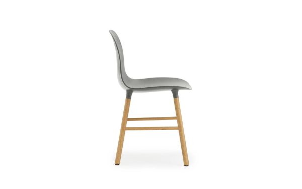 En moderne stol med gråt plastiksæde og ryglæn monteret på et firbenet træstel, isoleret mod en hvid baggrund, eksemplificerer TomorrowsDesign.
