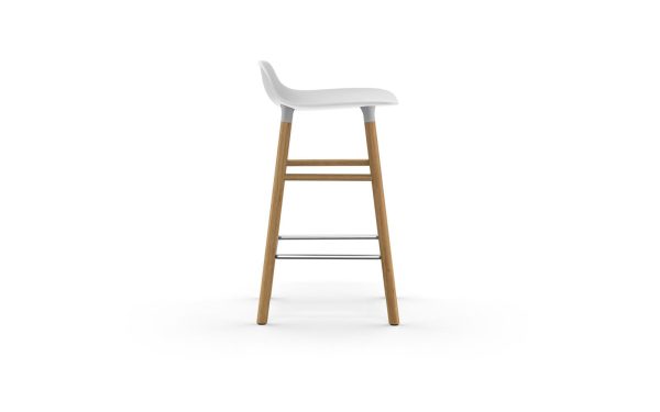 En moderne barstol med hvidt sæde og træben, med minimalistisk design, isoleret på en hvid baggrund.