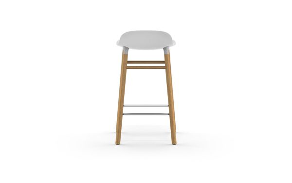 En moderne barstol med gråt sæde og træben, med en minimalistisk designmøbler. Taburetten står på en almindelig hvid baggrund, hvilket understreger dens rene linjer og moderne stil.