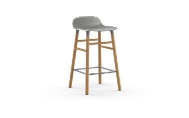 En moderne design barstol med gråt sæde og træben, med fodstøtte, isoleret på en hvid baggrund.