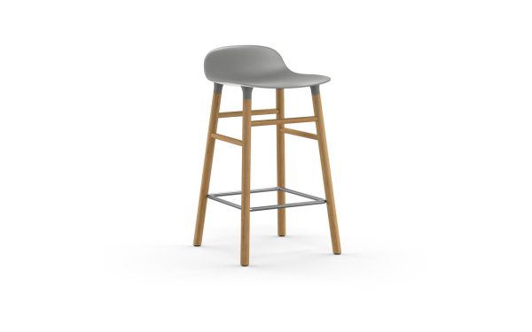 En moderne design barstol med gråt sæde og træben, med fodstøtte, isoleret på en hvid baggrund.