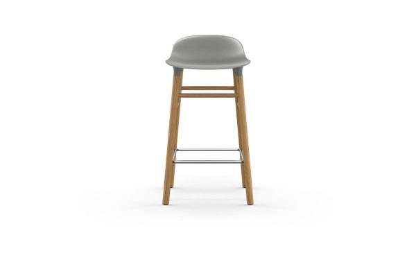 En moderne barstol med gråt sæde og træben, med en fodstøtte fra TomorrowsDesign, isoleret på en hvid baggrund.