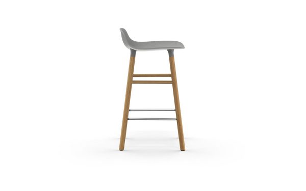 En moderne barstol med et gråt sæde og træben, isoleret på en hvid baggrund, som eksemplificerer TomorrowsDesign.