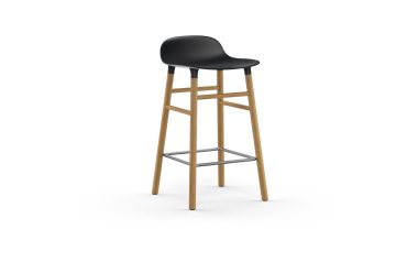 En moderne barstol med sort sæde og naturlige træben fra TomorrowsDesign, med en metallisk fodstøtte, isoleret på en hvid baggrund.