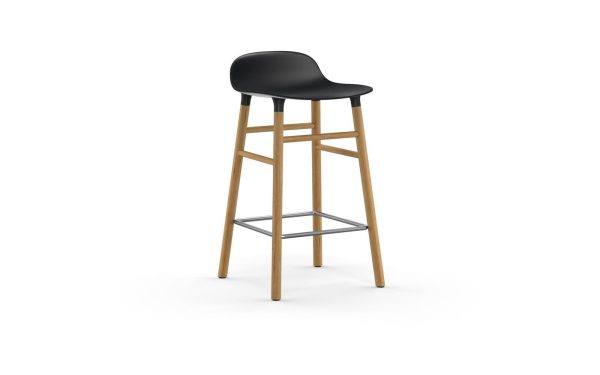En moderne barstol med sort sæde og naturlige træben fra TomorrowsDesign, med en metallisk fodstøtte, isoleret på en hvid baggrund.