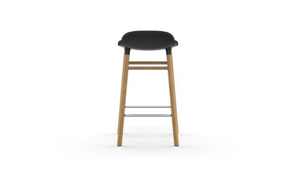 En moderne barstol med sort sæde og træben, med metalliske fodstøtter og designet som en del af vores eksklusive interiørkollektion, isoleret på en hvid baggrund.