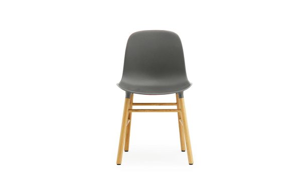 En moderne stol med gråt plastiksæde og ryglæn monteret på en firbenet træramme, med TomorrowsDesign, isoleret på en hvid baggrund.