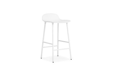 En hvid moderne barstol med et minimalistisk TomorrowsDesign, med et buet sæde og fire slanke metalben, isoleret på en hvid baggrund.