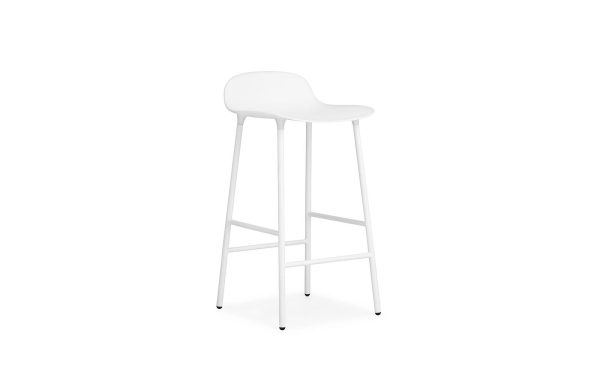 En hvid moderne barstol med et minimalistisk TomorrowsDesign, med et buet sæde og fire slanke metalben, isoleret på en hvid baggrund.