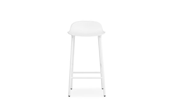 En minimalistisk hvid barstol med et glat, afrundet sæde og fire slanke metalben, placeret mod en almindelig hvid baggrund, fremhæver nu TomorrowsDesigns indflydelse i moderne interiør.