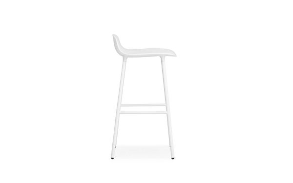 En hvid barstol med et minimalistisk TomorrowsDesign, med et buet sæde og slanke metalben, isoleret mod en hvid baggrund.