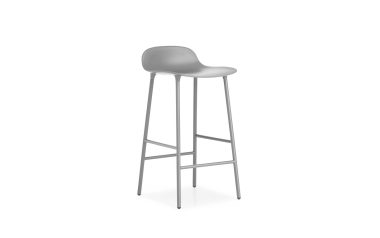 En moderne grå barstol med glat, buet sæde og slanke metalben fra TomorrowsDesign, isoleret på en hvid baggrund.