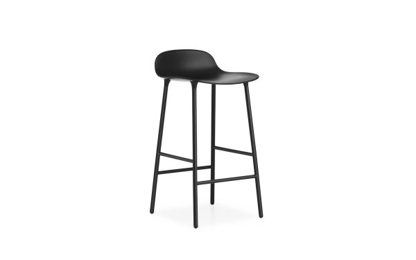 En moderne sort barstol med en slank, minimalistisk designmøbler-æstetik, med et buet sæde og slanke metalben. Taburetten er isoleret på en hvid baggrund.
