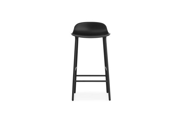 En moderne sort barstol med et afrundet sæde og tynde metalben, designet af TomorrowsDesign, isoleret på en hvid baggrund.