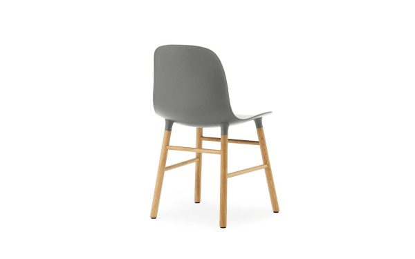 En moderne barstol med gråt sæde og lyse træben, sat mod en almindelig hvid baggrund, perfekt til moderne interiør.