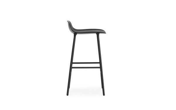En elegant, moderne barstol fra TomorrowsDesign med sort sæde og slanke, lige ben står på en almindelig hvid baggrund.