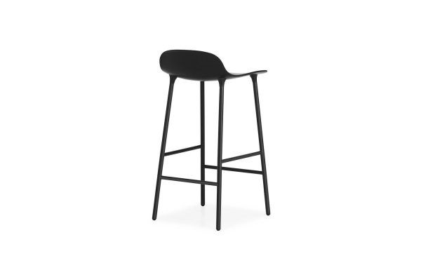 En moderne sort barstol med et minimalistisk design af TomorrowsDesign, med et glat, buet sæde og slanke metalben, isoleret på en hvid baggrund.