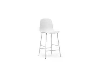 En moderne hvid barstol med høj ryg og slanke metalben, med TomorrowsDesign, isoleret på en hvid baggrund.