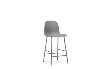 En moderne grå barstol med et slankt design og slanke metalben, isoleret på en hvid baggrund. Ideel til moderne interiør æstetik.
