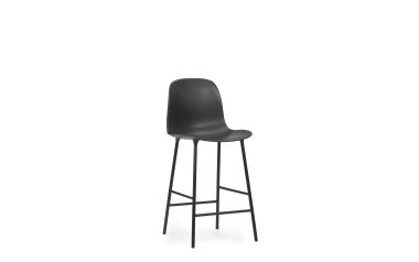 En moderne sort barstol med en lækker designmøbler og slanke metalben, isoleret på en hvid baggrund.