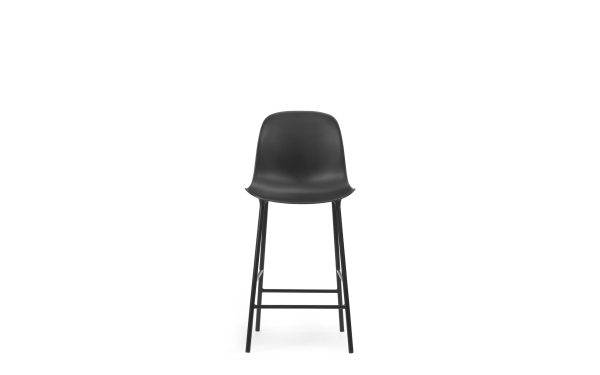 En sort, moderne barstol med et lækkert interiørdesign og fire slanke metalben, isoleret på en hvid baggrund.