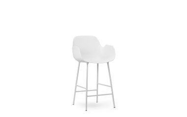 En moderne hvid barstol med høj ryg og armlæn, sat mod en almindelig hvid baggrund. Skamlen har fire slanke metalben og er et minimalistisk design.