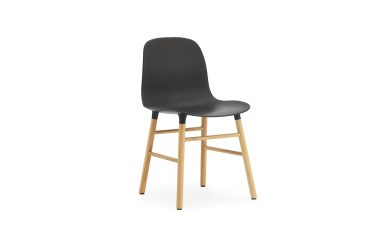 En moderne barstol med et sort polstret sæde og lyse træben, isoleret på en hvid baggrund, perfekt til moderne interiør.
