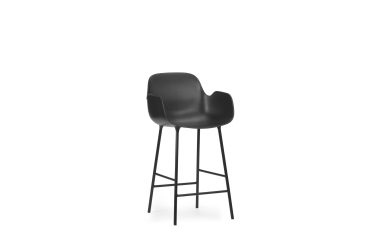 En moderne sort barstol med høj ryg og slanke metalben, designet af TomorrowsDesign, isoleret på en hvid baggrund.