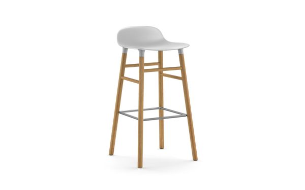 En moderne barstol med træben og et hvidt plastiksæde, med fodstøtte og designet af TomorrowsDesign, isoleret på en hvid baggrund.