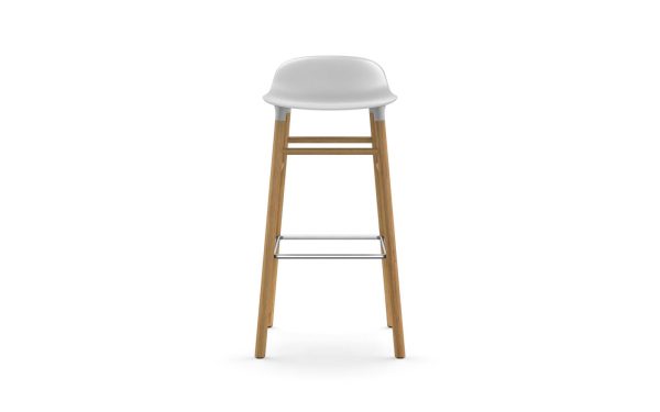 En moderne barstol med hvidt sæde og træben, med et strømlinet design og en fodstøtte i metal. Interiørstolen er isoleret på en almindelig hvid baggrund.